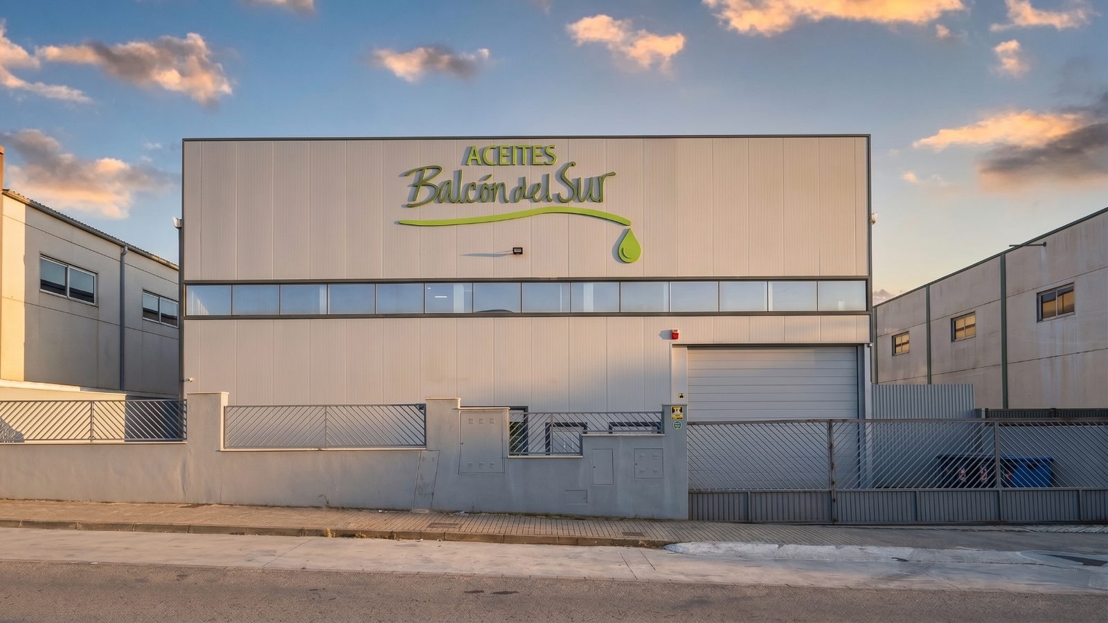 Nave de producción y almacén de Aceites Balcón del Sur en Lucena, Córdoba, Andalucía